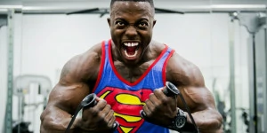 bodybuilder con pompaggio muscolare estremo bodybuilder con pompaggio muscolare estremo